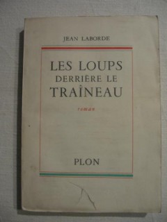 Les loups derrière le traineau