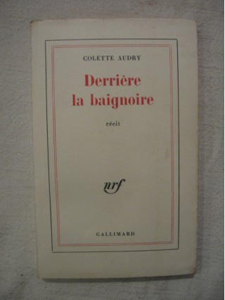 Derrière la baignoire